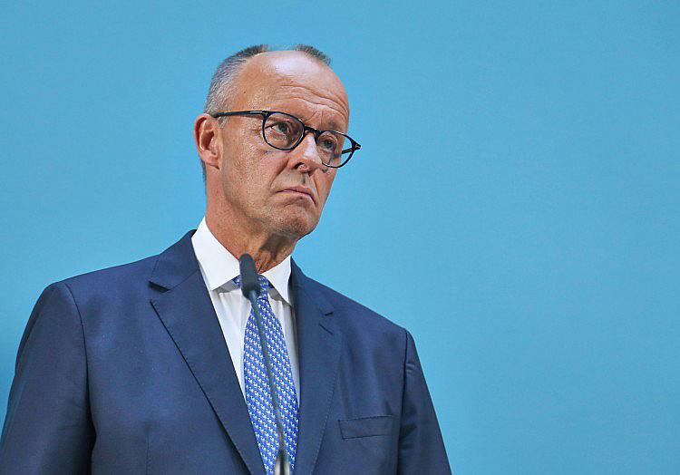 Nachdem Medienberichten zufolge innerhalb kurzer Zeit mehrere Zehntausend Migranten in der spanischen Exklave Ceuta angekommen sind, hat Bundeskanzler Friedrich Merz (CDU) die spanische Regierung zum Handeln aufgefordert.