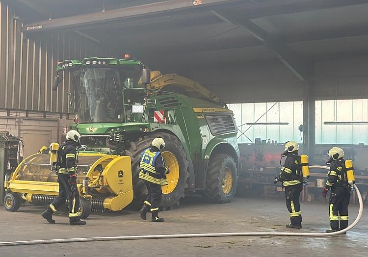 In Aurich-Middels hat am Donnerstagmorgen ein Schmorbrand in einer Maschinenhalle einen Großeinsatz der Feuerwehr ausgelöst.
