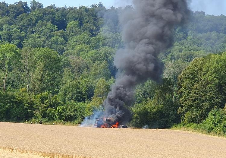 Ein Mähdrescher ist am Donnerstagvormittag auf einem Feld nahe der Landesstraße 487 zwischen Erzhausen und Freden in Vollbrand geraten.