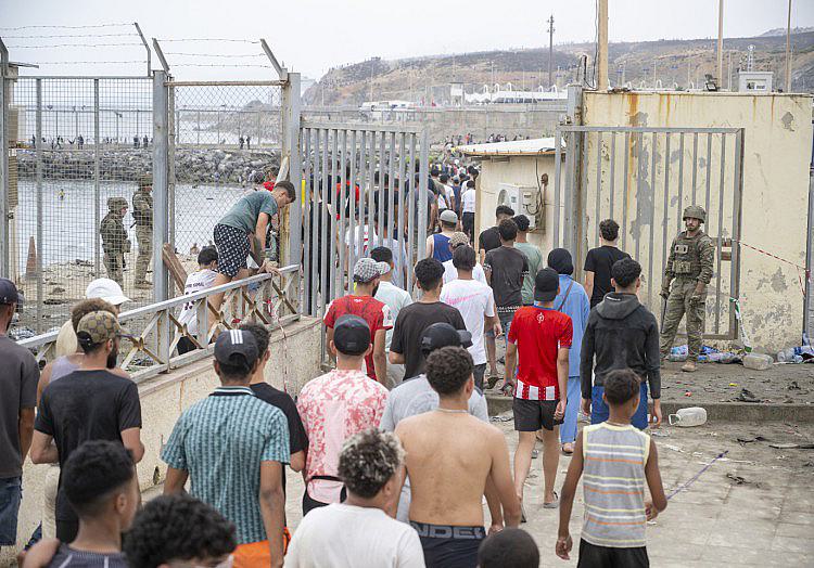 Wegen der Migrantenkrise in der spanischen Nordafrika-Exklave Ceuta hat Italien seine See- und Luftgrenzen zu Spanien geschlossen und damit das Schengen-Abkommen vorübergehend ausgesetzt.