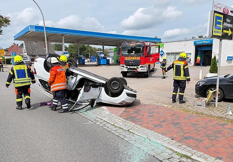 Am Freitagmittag sind auf der B75 in der Ortsdurchfahrt Sottrum zwei Pkw zusammengestoßen. Wie die Kreisfeuerwehr Rotenburg (Wümme) mitteilte, wurden die Feuerwehren Sottrum und Hassendorf zu dem Unfall auf Höhe einer ortsansässigen Tankstelle alarmiert.