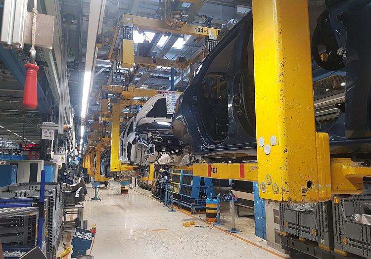 Die Stimmung unter den Unternehmen in Deutschland hat sich zuletzt verbessert. Der Ifo-Geschäftsklimaindex stieg im Juli auf 86,6 Punkte, nach 85,7 im Juni, wie das Ifo-Institut am Montag mitteilte.