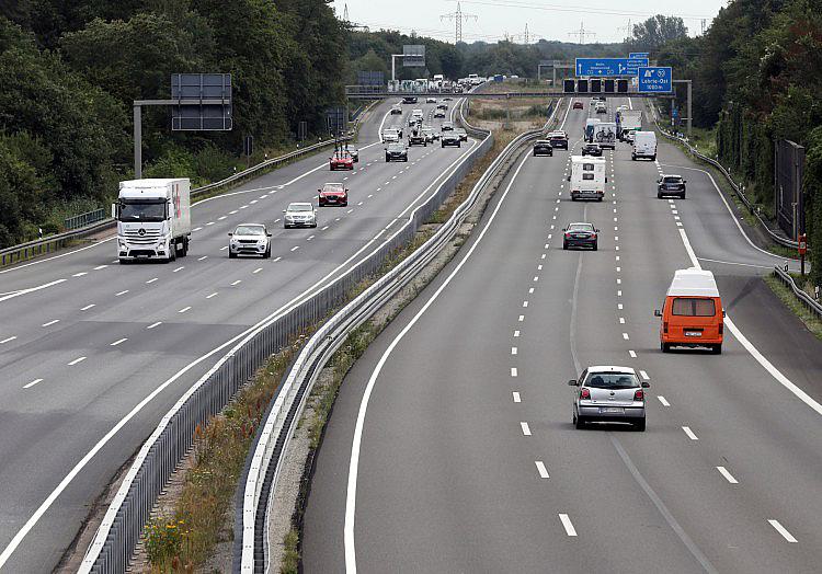 Der neue Bundesverkehrsminister Steffen Bilger (CDU) lehnt ein generelles Tempolimit auf deutschen Autobahnen ab und schließt es für die Regierungszeit von Union und SPD aus.