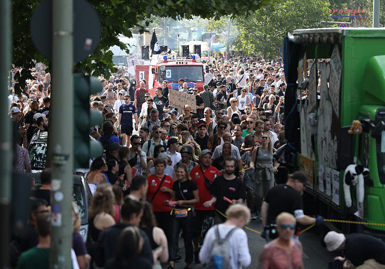 Der kleinere Berliner Love-Parade-Nachfolger "Zug der Liebe" ist wegen des Anschlags auf den "Christopher-Street-Day" in der bisher geplanten Form abgesagt worden.