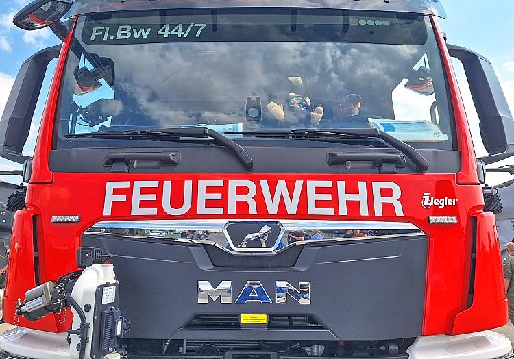 Ein Feuer in einem Mülllager eines Entsorgungsbetriebes hat am Donnerstagabend in den Bremer Industriehäfen einen Großeinsatz ausgelöst.