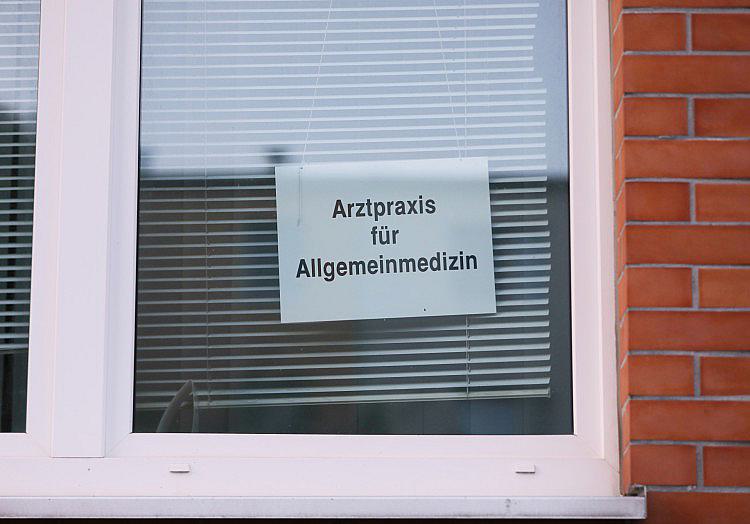 Die Grünen kritisieren den Beschluss des Koalitionsausschusses für eine verpflichtende Krankschreibung ab Tag eins scharf.