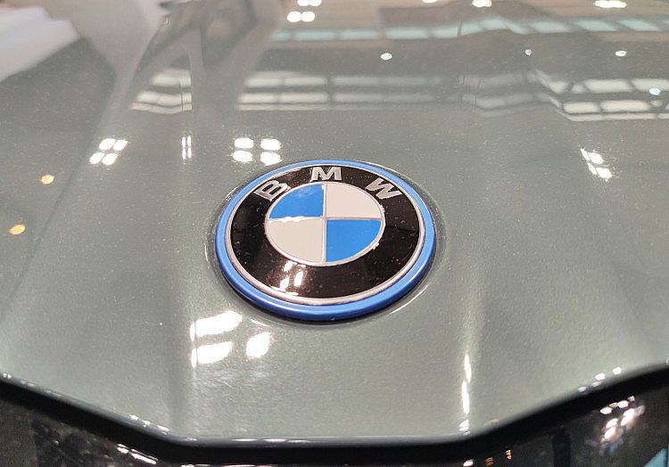 Der Autobauer BMW plant offenbar, weltweit etwa 8.000 Stellen abzubauen. Das berichtet das "Handelsblatt" (Donnerstagausgabe) unter Berufung auf Konzernkreise.