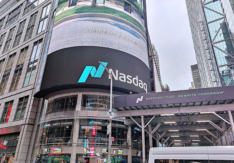 Die US-Börsen sind am Dienstag ohne klare Richtung aus dem Handel gegangen. Der Dow stand am Ende bei 52.747 Punkten 1,0 Prozent höher als am Vortag, an der Technologie-Börse Nasdaq ging es mit den 100 wichtigsten Titeln in genau der gleichen Größenordnung nach unten, also um 1,0 Prozent auf 27.763 Punkte.