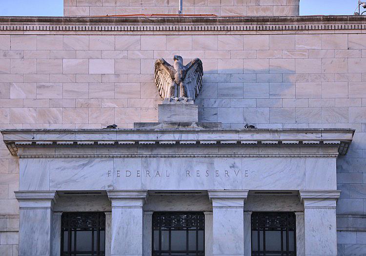 Die US-Notenbank Federal Reserve (Fed) dreht vorerst nicht an der Zinsschraube. Der Leitzins bleibe in einer Spanne zwischen 3,5 und 3,75 Prozent, hieß es in einer nach einer Gremiensitzung am Mittwoch veröffentlichten Mitteilung.