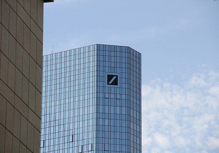 Die Deutsche Bank hat ihren Gewinn im zweiten Quartal auf auf 2,7 Milliarden Euro gesteigert. Im Vergleich zum Vorjahresquartal entspricht dies einem Anstieg von elf Prozent, wie das größte Kreditinsitut Deutschlands am Mittwoch mitteilte.