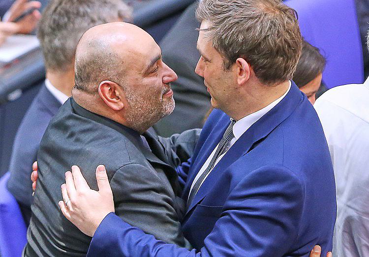 Die Grünen gewinnen an Zustimmung in der Wählergunst. Im Insa-"Sonntagstrend" für die "Bild am Sonntag" legen sie um einen Prozentpunkt zu und erreichen 14 Prozent.