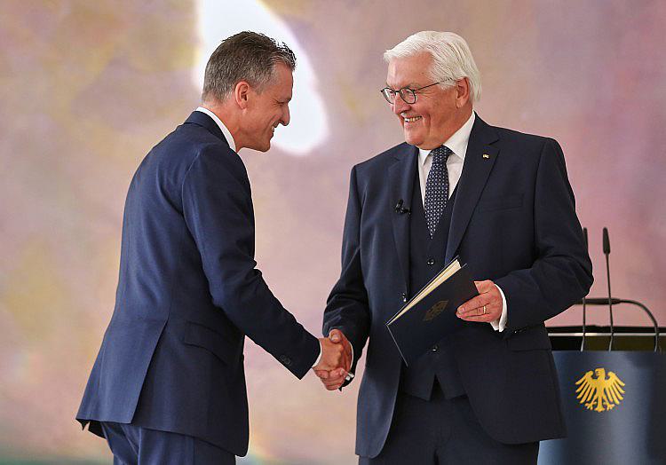 Die Entlassung und Ernennung mehrerer Minister durch den Bundespräsidenten wird am Mittwoch vor der mit Spannung erwarteten Fraktionssitzung durchgeführt.