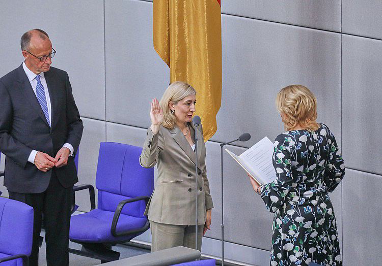Die geplante Vereidigung der neuen Bundesminister erst im September ist nach den Worten des früheren Präsidenten des Bundesverfassungsgerichts Hans-Jürgen Papier verfassungswidrig, aber trotzdem kein größeres Problem.