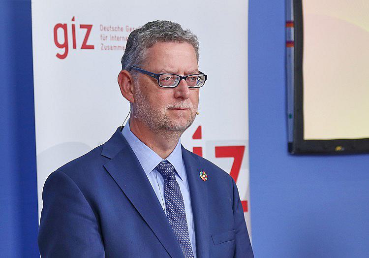 Der Vorstandssprecher der Deutschen Gesellschaft für Internationale Zusammenarbeit (GIZ), Thorsten Schäfer-Gümbel, verteidigt den Rückzug aus dem Krisenland Jemen.