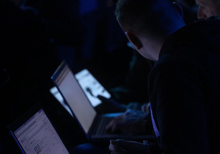 Der IT-Sicherheitsforscher Thorsten Holz warnt vor den Folgen der rasant voranschreitenden KI-Entwicklung für die Sicherheit des Internets.