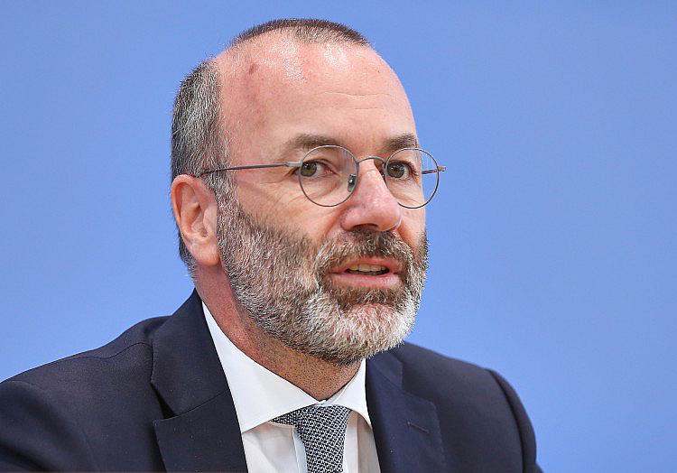 Nach dem Ansturm von Migranten auf die spanische Exklave Ceuta warnt der Vorsitzende der Christdemokraten im Europaparlament, Manfred Weber (CSU), vor Folgen über Spanien hinaus.
