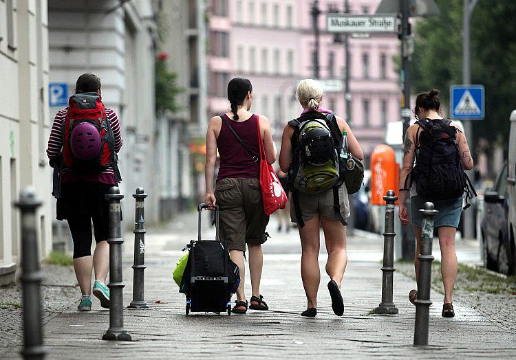 Im Jahr 2025 haben Gäste aus dem In- und Ausland über die drei großen Online-Plattformen Airbnb, Booking und Expedia insgesamt 68,3 Millionen Übernachtungen in Ferienwohnungen und -häusern in Deutschland gebucht.