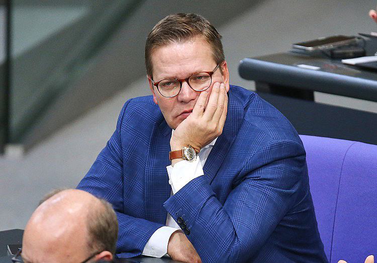Der geschasste Parlamentarische Staatssekretär im Gesundheitsministerium Tino Sorge wettert gegen Bundeskanzler Friedrich Merz (beide CDU).