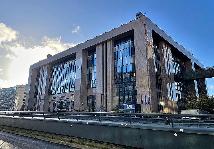 Die Europäische Union hat eine Ausschreibung für den Aufbau von bis zu sieben sogenannten "KI-Gigafactories" gestartet.