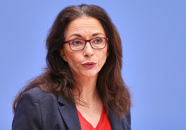 Die Vorsitzende des Deutschen Gewerkschaftsbundes, Yasmin Fahimi, warnt vor den Folgen der Abschaffung der Blockaltersteilzeit und leichterer Befristung von Arbeitsverträgen.