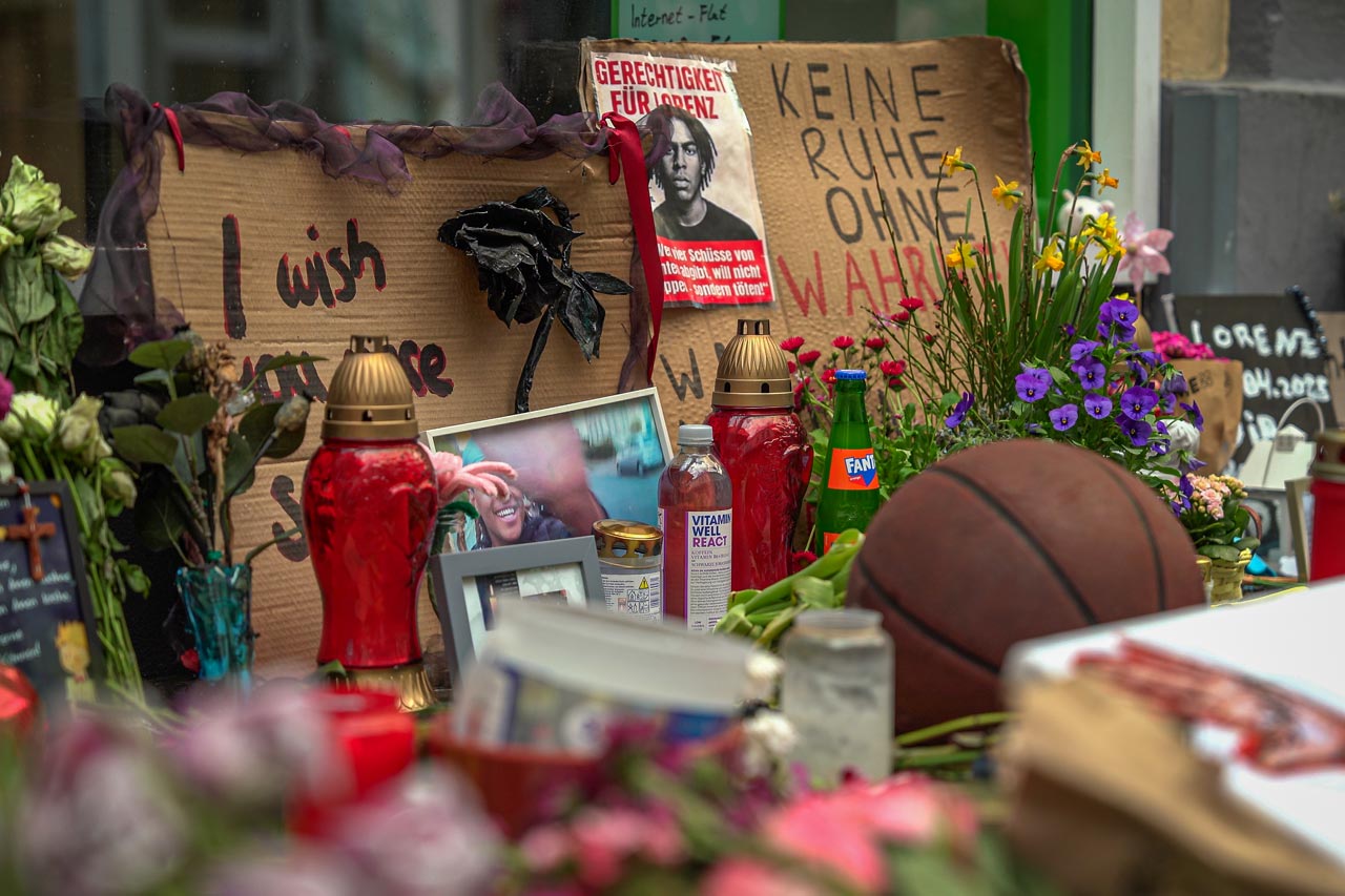 Das Landgericht Oldenburg hat die Anklage im Fall Lorenz gegen einen Polizeibeamten wegen tödlicher Schüsse in der Oldenburger Innenstadt zugelassen.