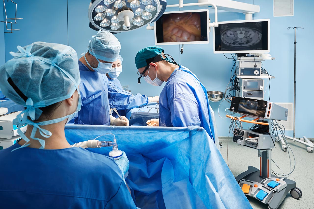 Moderne Operationsverfahren setzen auf minimale Eingriffe mit maximaler Wirkung und verändern damit fundamental, wie Patienten Chirurgie erleben und wie schnell sie in ihren Alltag zurückkehren können.