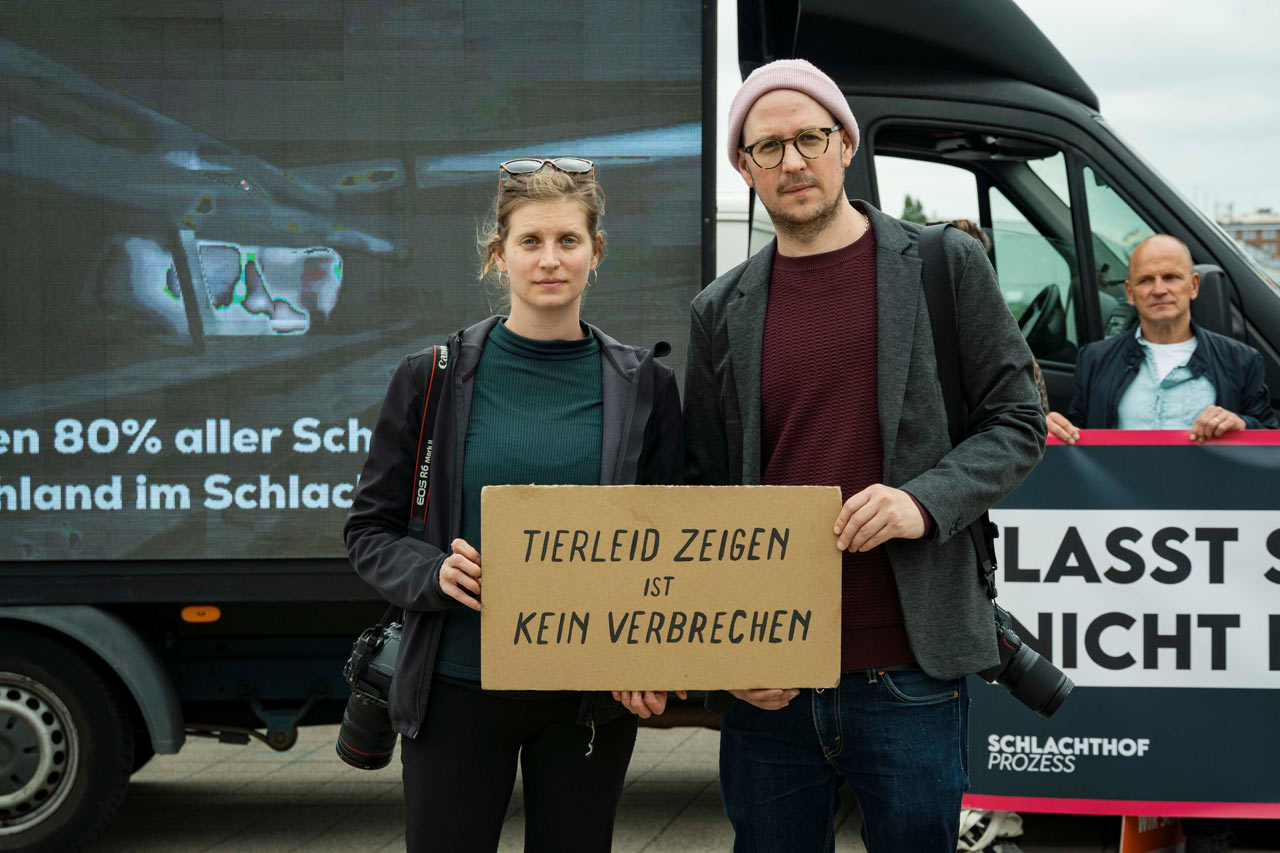 Anna Schubert und Hendrik Haßel wollen weiter auf Missstände bei der Betäubung von Schweinen aufmerksam machen.