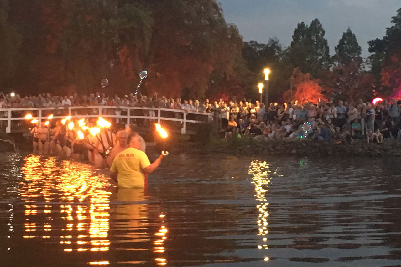 Das traditionelle Fackelschwimmen im Zwischenahner Meer.