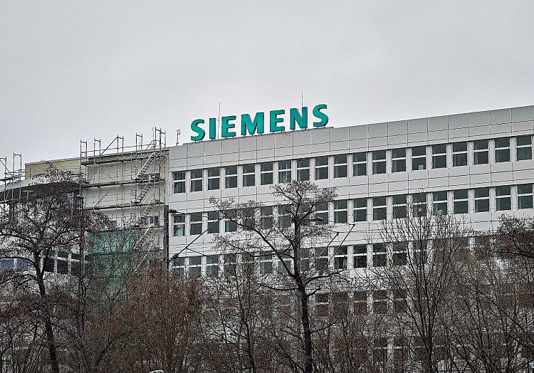 Der Vorsitzende des Siemens-Gesamtbetriebsrats, Tobias Bäumler, kritisiert den Konzernumbau des ehemaligen Vorstandschefs Joe Kaeser scharf.