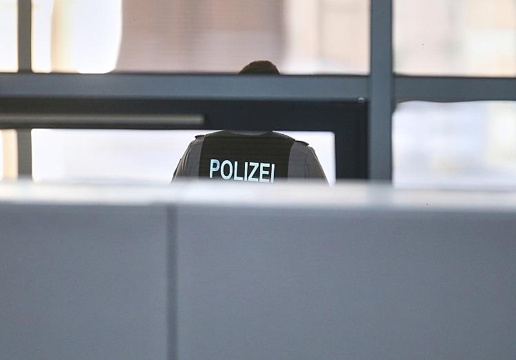 Bei einer Verkehrskontrolle hat ein 21-jähriger Mann am Freitagnachmittag im Bremer Stadtteil Ostertor einen waffenähnlichen Gegenstand auf eine Polizeibeamtin gerichtet.