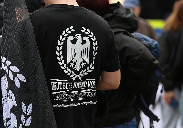 Die Bundeszentrale für politische Bildung (BPB) ist dem Eindruck entgegengetreten, sie werde angesichts eines stärkeren Fokus auf Linksextremismus und Islamismus das Thema Rechtsextremismus vernachlässigen.