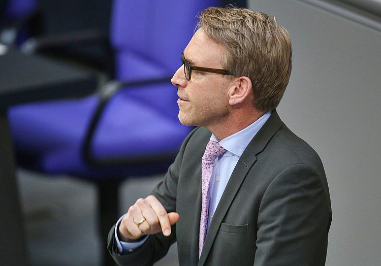 Der Vorsitzende des Parlamentarischen Kontrollgremiums des Bundestages, Marc Henrichmann (CDU), will deutsche Nachrichtendienste zum Cyber-Präventivschlag gegen russische Drohnenhersteller befähigen.
