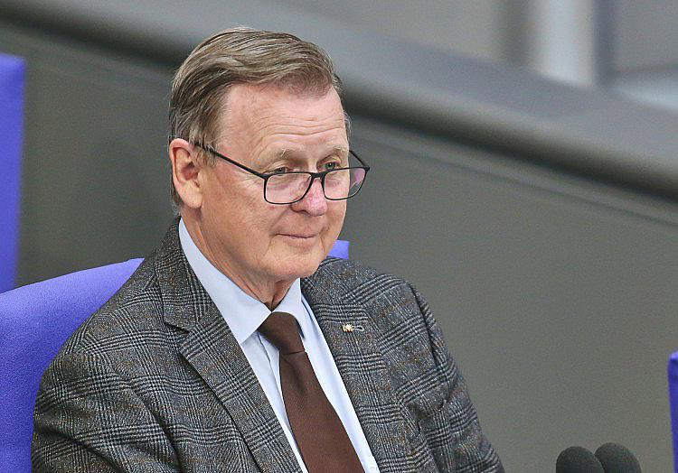 Angesichts der Vorbereitungen der Bundesregierung für einen neuen Zivildienst hat sich Bundestagsvizepräsident Bodo Ramelow (Linke) für eine Volksabstimmung ausgesprochen.