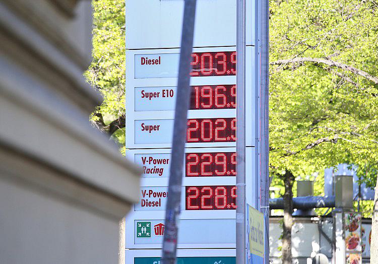 Die Niedrigpegel am Rhein haben das Potenzial, Benzin und Diesel weiter zu verteuern. "Hält das Niedrigwasser an, dürften Treibstoffe in einigen Regionen knapper werden.
