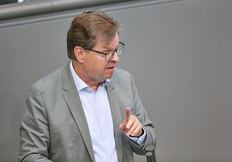 Ralf Stegner (SPD) stellt die Mehrheit für das schwarz-rote Rentenpaket im Bundestag infrage. Die Möglichkeit, nach 45 Beitragsjahren abschlussfrei in Rente gehen zu können, sei "eine Frage von Respekt und Solidarität", sagte Stegner dem "Tagesspiegel" (Sonntagsausgabe).