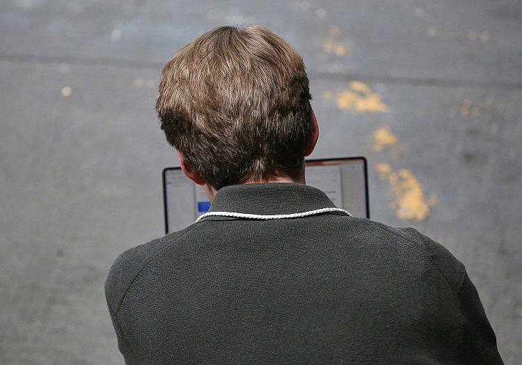 Ein neuer Sicherheitsvorfall, bei dem ein KI-Agent versuchte, einen Menschen mit schädlichem Code zu täuschen, hat die Alarmglocken bei Experten in Großbritannien läuten lassen.