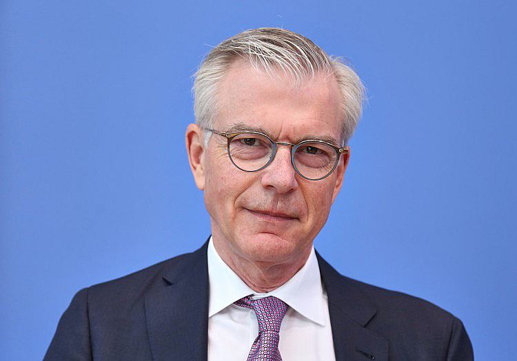 In der Debatte um die Reform der gesetzlichen Rente fordert der Wirtschaftsweise Martin Werding, auch an die Beamtenversorgung heranzugehen.
