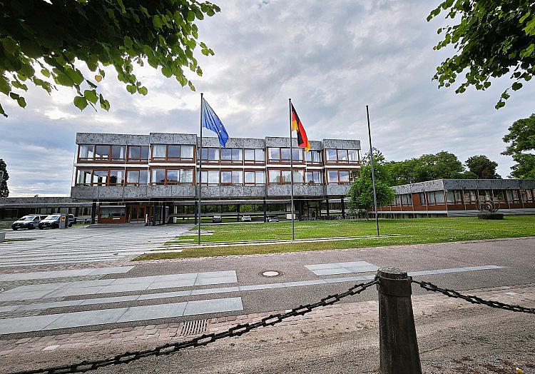 Der frühere Präsident des Bundesverfassungsgerichts, Hans-Jürgen Papier, sieht den parteipolitischen Streit um die Besetzung von Richterstellen als wichtigen Grund für das gesunkene Ansehen des höchsten deutschen Gerichts.