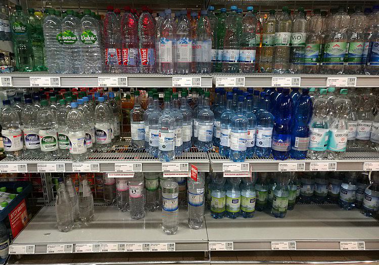 Trotz Hitze und Trockenheit rechnet die Mineralbrunnenbranche nicht mit flächendeckenden Engpässen bei Mineralwasser.