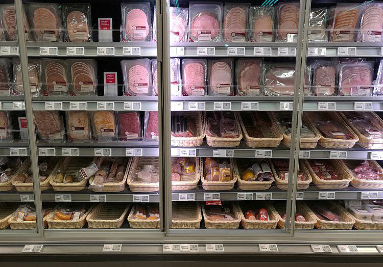 Die gewerblichen Schlachtunternehmen in Deutschland haben im 1. Halbjahr 2026 nach vorläufigen Ergebnissen knapp 3,4 Millionen Tonnen Fleisch produziert.