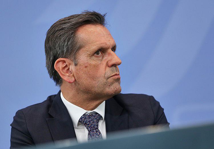Niedersachsens Ministerpräsident Olaf Lies (SPD) stellt das deutsche Klimaziel infrage. "Wenn es gelingt, Arbeitsplätze in unserem Land zu sichern und die Wirtschaft zu stabilisieren, und ich dafür in Kauf nehmen muss, dass wir die Klimaneutralität nicht 2045, sondern erst 2048 erreichen, dann bin ich dazu bereit", sagte Lies der Wochenzeitung "Die Zeit".