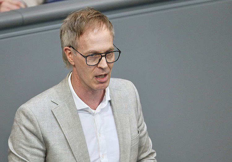 Der SPD-Innenpolitiker Sebastian Fiedler hat nach dem Drohnen-Vorfall in Leipzig die Aufteilung der Zuständigkeiten für Sicherheit an Flughäfen gegen Kritik verteidigt.