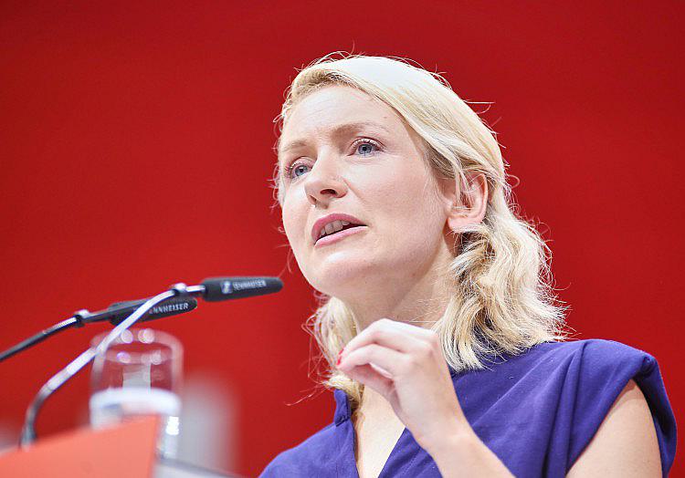 Die Vorsitzende der Linken, Ines Schwerdtner, beharrt im Falle einer Regierungsbeteiligung in Berlin auf Enteignungen.