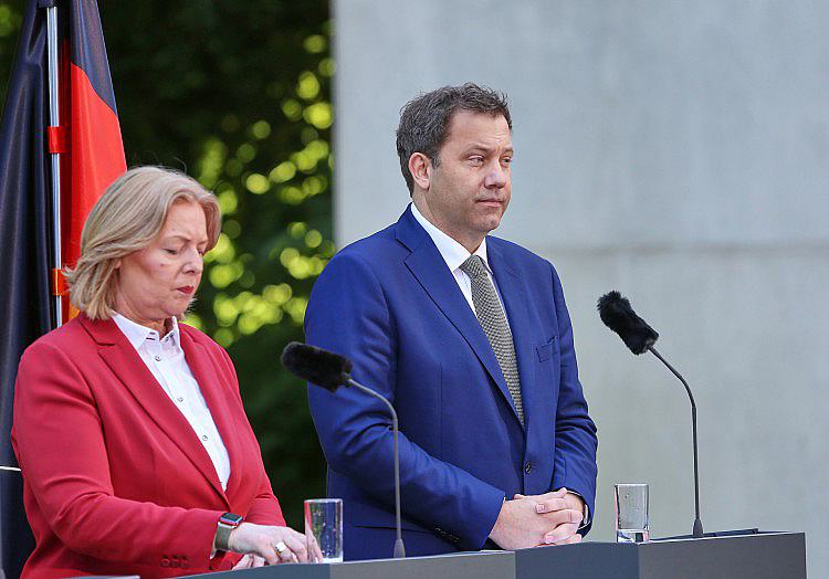 Die beiden SPD-Parteichefs Lars Klingbeil und Bärbel Bas sehen sich wachsender Kritik aus den eigenen Reihen ausgesetzt.
