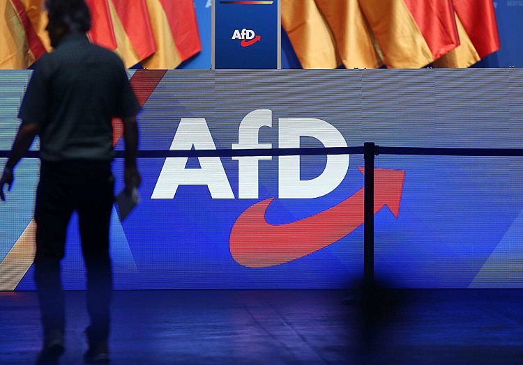 Der frühere Präsident des Bundesverfassungsgerichts, Hans-Jürgen Papier, warnt mit Blick auf den Ausschluss von AfD-Kandidaten von Bürgermeister- und Landratswahlen in Niedersachsen vor einem Parteiverbot durch die Hintertür.