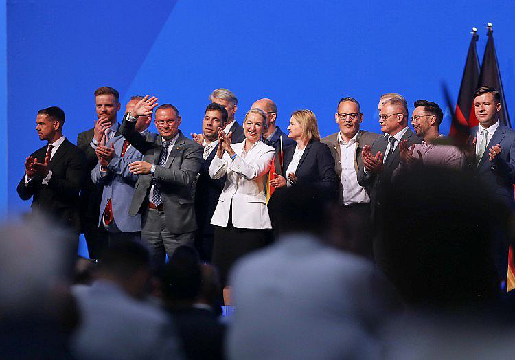 Die AfD kann auch in der von Institut Forsa gemessenen Parteipräferenzen weiter zulegen. Sie kommt nun auf 28 Prozent (+1 gegenüber der Vorwoche) und liegt damit sieben Prozentpunkte vor der Union, die unverändert 21 Prozent erreicht.