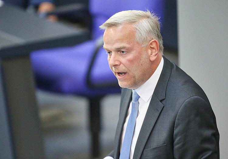 Leif-Erik Holm, Spitzenkandidat der AfD für die Landtagswahl in Mecklenburg-Vorpommern, spricht sich dafür aus, den Renteneintritt an der Zahl der Beitragsjahre auszurichten.