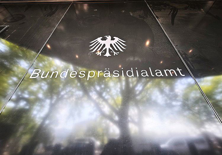 CDU-Vizechefin Silvia Breher hat darauf gepocht, dass eine Frau nächste Bundespräsidentin wird. "Wir brauchen gerade in diesen herausfordernden Zeiten, in denen die Polarisierung zunimmt und radikale Kräfte an Zulauf gewinnen, ein Gegenmodell im Bundespräsidialamt: eine Person, die empathisch ist, eine positive Ausstrahlung hat und Menschen tatsächlich erreichen kann", sagte Breher, die auch parlamentarische Staatssekretärin im Bundeslandwirtschaftsministerium ist, dem "Focus" (Donnerstagausgabe).