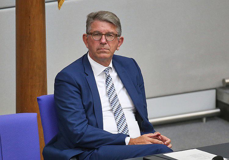 Kulturstaatsminister Wolfram Weimer hat vor einem Abrutschen Deutschlands nach Rechtsaußen gewarnt und einen persönlichen "Kulturkampf" gegen die AfD in seiner Amtszeit angekündigt.