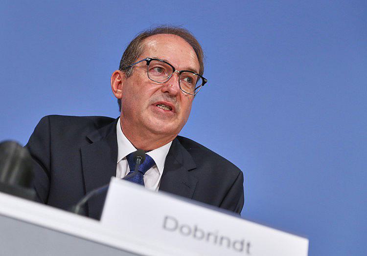 Nachdem in der Nacht zum Mittwoch auf dem Flughafen Leipzig/Halle eine Drohne mit einem Sprengsatz gefunden wurde, spricht Innenminister Alexander Dobrindt (CSU) von einer "professionellen hybriden Bedrohungslage".